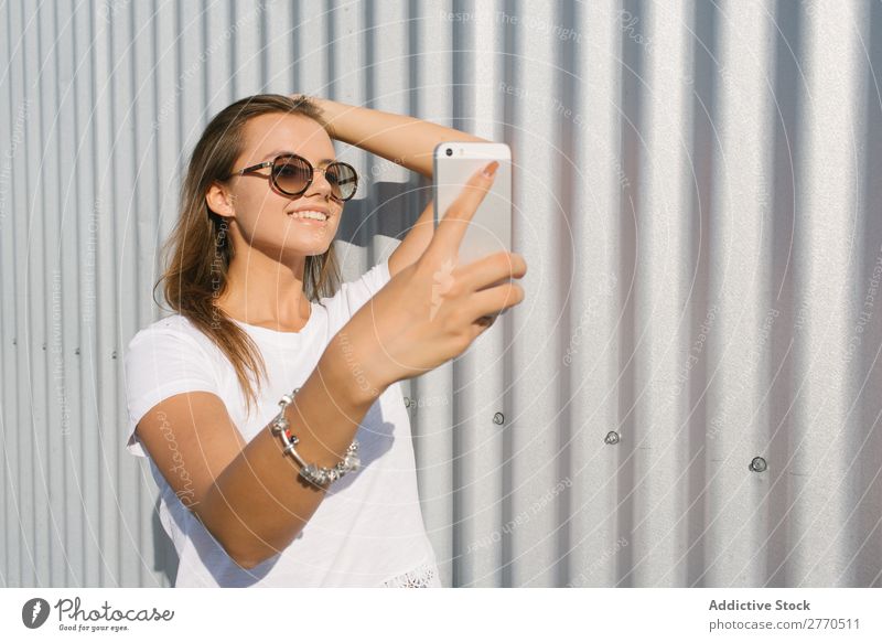 Youngster nimmt Selfie auf der Straße. Frau Stadt PDA Erholung selbstbewußt Stil Körperhaltung Sommer Technik & Technologie Freizeit & Hobby Verbindung
