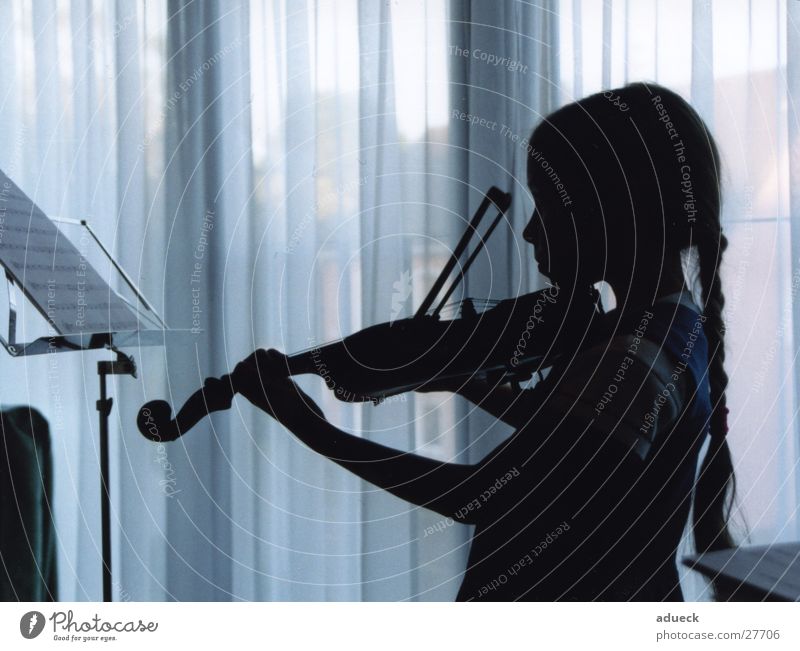 Die Musikerin Zopf Mädchen Kind Geige Spielen Silhouette Gardine Konzentration Konzert Musiknoten Profil blau bläulich