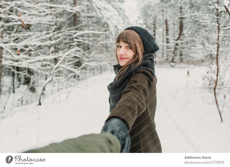Eine gestikulierende Frau folgt mir im Winterwald. Wald Schnee kalt Natur Jugendliche mir folgen Fotograf Händchenhalten weiß schön Glück Jahreszeiten Freude