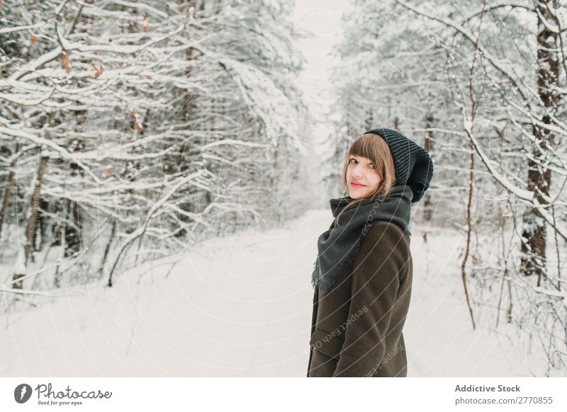 Fröhliche Frau im Winterwald Wald Schnee kalt Natur Jugendliche weiß schön Glück Jahreszeiten Freude Lifestyle Freizeit & Hobby Porträt Park Fröhlichkeit heiter