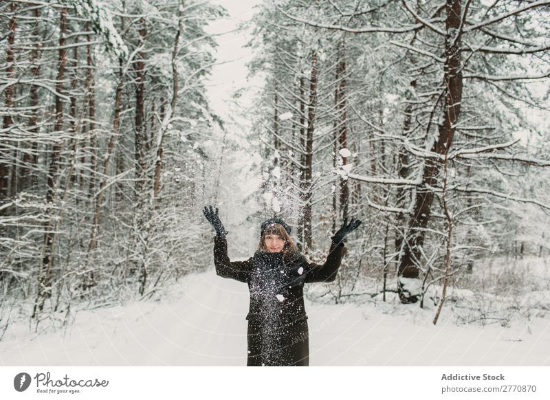 Fröhliche Frau mit Spaß im Winterwald Wald Schnee kalt Natur Jugendliche springen Freude Straße Wege & Pfade weiß schön Glück Jahreszeiten Lifestyle