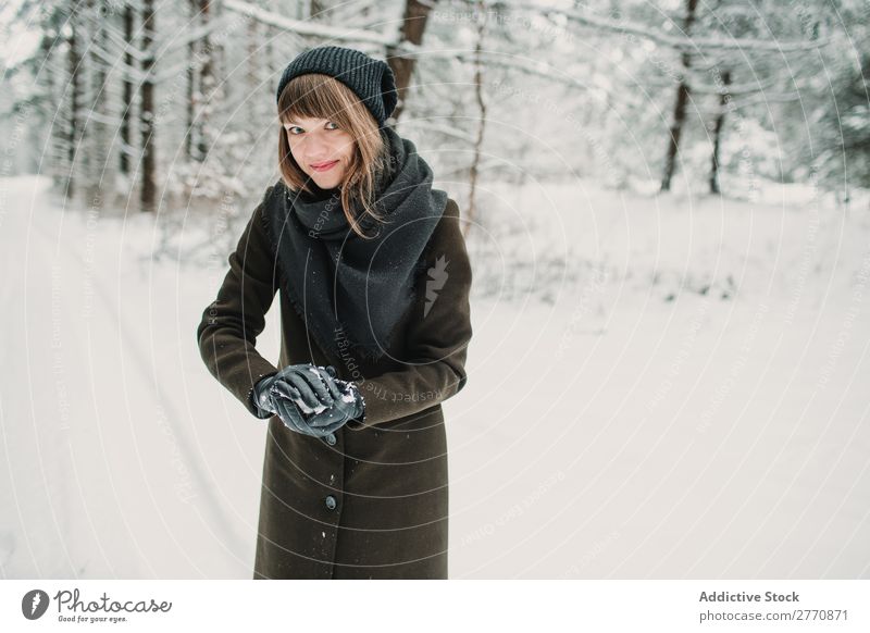 Fröhliche Frau mit Spaß im Winterwald Wald Schnee kalt Natur Jugendliche springen Freude Straße Wege & Pfade weiß schön Glück Jahreszeiten Lifestyle