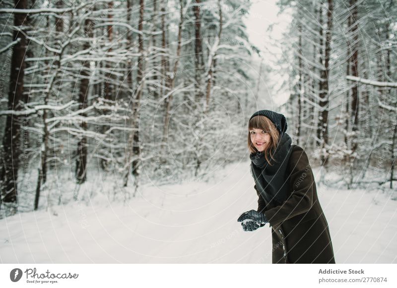 Fröhliche Frau mit Spaß im Winterwald Wald Schnee kalt Natur Jugendliche Freude Straße Wege & Pfade weiß schön Glück Jahreszeiten Lifestyle Freizeit & Hobby