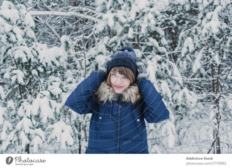 Fröhliche Frau im Winterwald Wald Schnee kalt Natur Jugendliche weiß schön Glück Jahreszeiten Freude Lifestyle Freizeit & Hobby Porträt Park Fröhlichkeit heiter