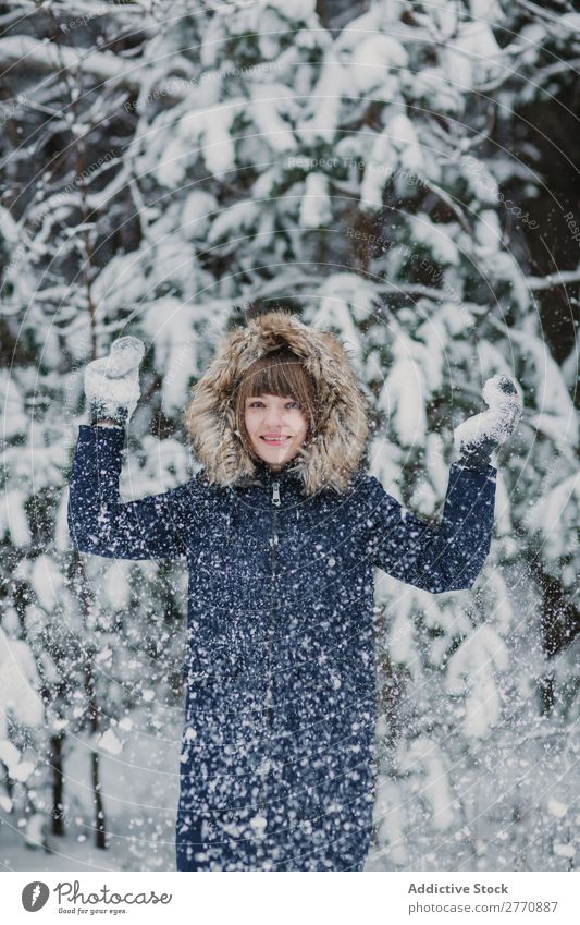 Frau, die im Wald Schnee wirft. Winter kalt Natur Jugendliche kotzend Schneefall weiß schön Glück Jahreszeiten Freude Lifestyle Freizeit & Hobby Porträt Park