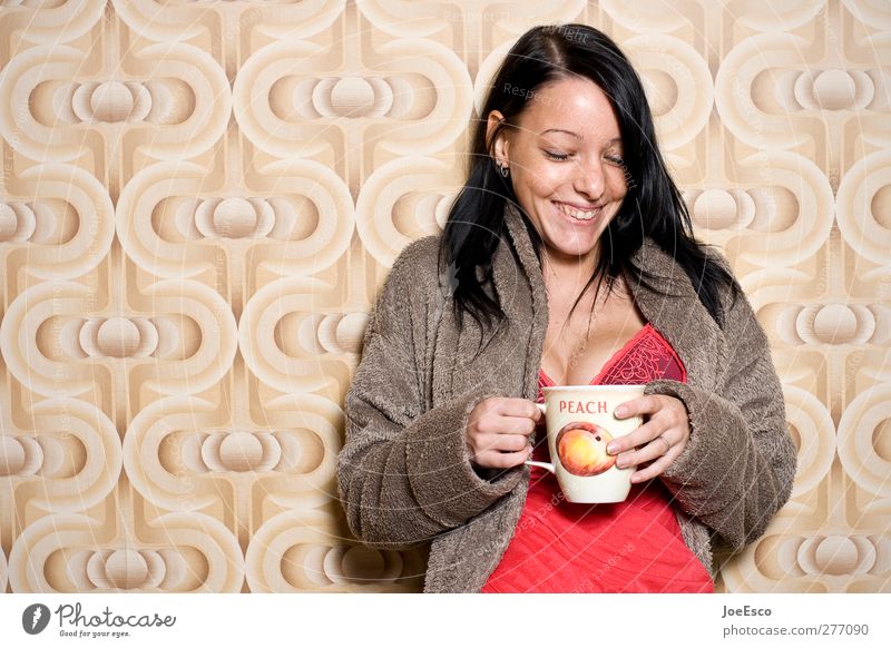 #216898 Frühstück Heißgetränk Kakao Kaffee Tasse Becher Stil Häusliches Leben Wohnung Raum Wohnzimmer Frau Erwachsene Erholung Lächeln lachen frech Fröhlichkeit