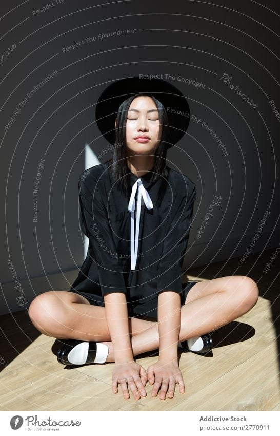 Stylische asiatische Frau mit geschlossenen Augen Stil modisch Hut Kleid Augen geschlossen schön Mode Beautyfotografie Jugendliche Model Porträt attraktiv