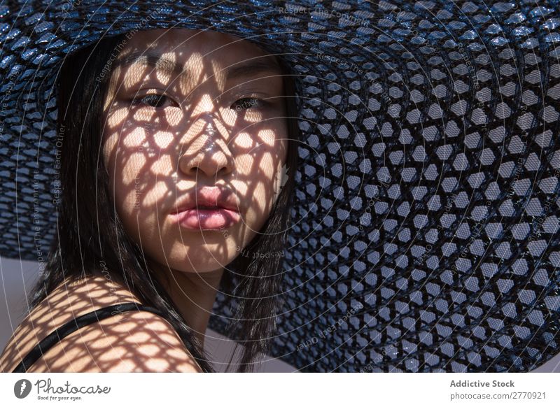 Asiatin mit großem Hut Frau Stil modisch asiatisch Sonne Schutz Schatten Raster schön Mode Beautyfotografie Jugendliche Model Porträt attraktiv elegant Glamour