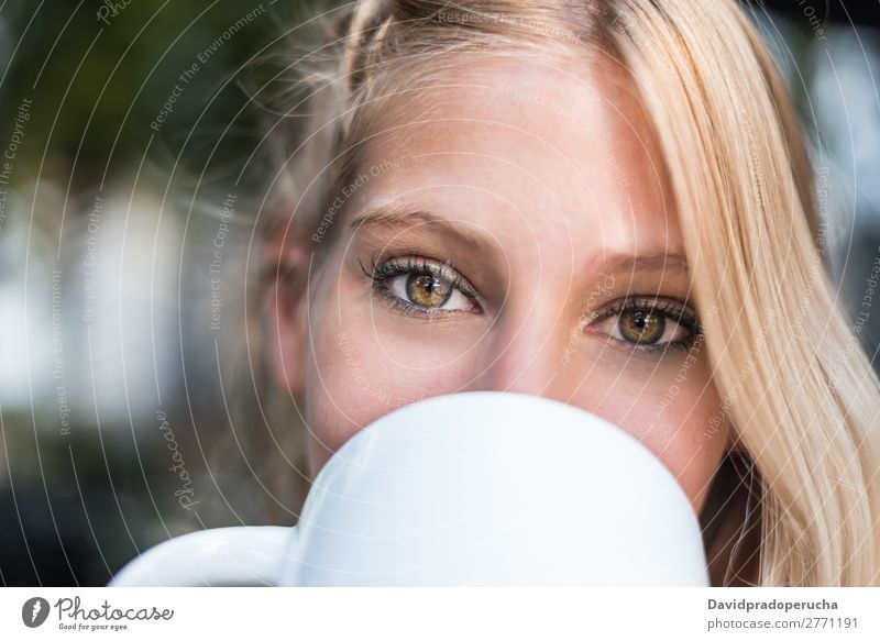 Kopfschuss einer schönen Frau mit Augen, die eine Tasse Kaffee trinkt. Lächeln Terrasse Restaurant Porträt Kantine Schüler vereinzelt Blume Denken Fürsorge