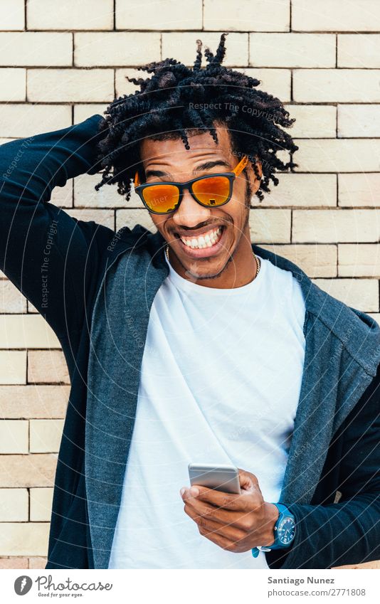 Porträt eines hübschen Afro-Mannes. Erwachsene Jugendliche Afrikanisch Afro-Look Reue lustig Amerikaner attraktiv Hintergrundbild Lächeln stehen Glück schwarz