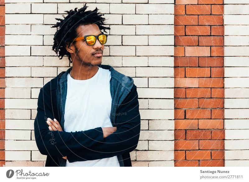 Porträt eines gutaussehenden Afro-Mannes Erwachsene Jugendliche Afrikanisch Afro-Look Reue ernst Querträger Wut Amerikaner attraktiv Hintergrundbild stehen