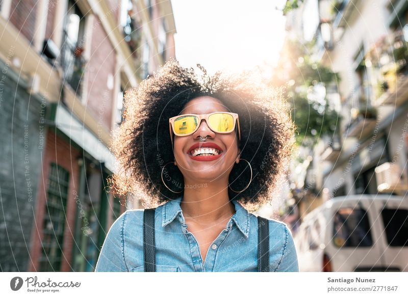 Porträt einer schönen afroamerikanischen Frau. schwarz Afrikanisch Afro-Look Mensch Großstadt Jugendliche Mädchen Amerikaner urwüchsig Behaarung Lächeln Glück