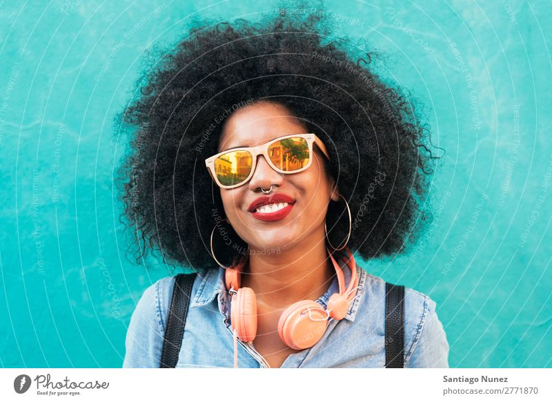 Porträt einer schönen afroamerikanischen Frau. schwarz Afrikanisch Afro-Look Mensch Großstadt Jugendliche Mädchen Amerikaner urwüchsig Behaarung Lächeln Glück