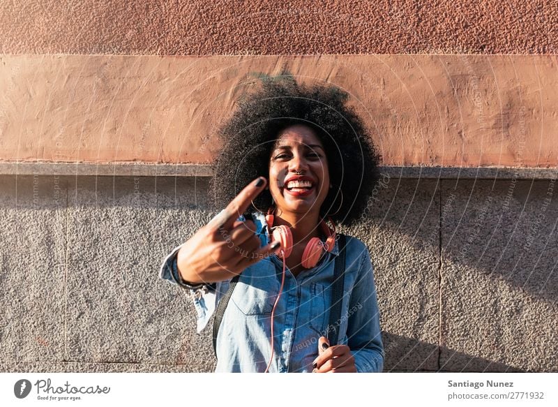 Schöne afroamerikanische Frau, um Hörner zu werfen. schwarz Afrikanisch Afro-Look Mensch Porträt Hand Finger Großstadt Jugendliche Mädchen Amerikaner Rebell