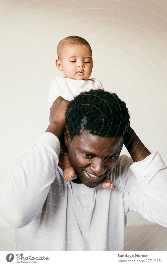 Glücklicher Vater und Baby Viel Spaß. Junge Kind Huckepackverkehr Mädchen Familie & Verwandtschaft Liebe Halt neugeboren multiethnisch Eltern schwarz