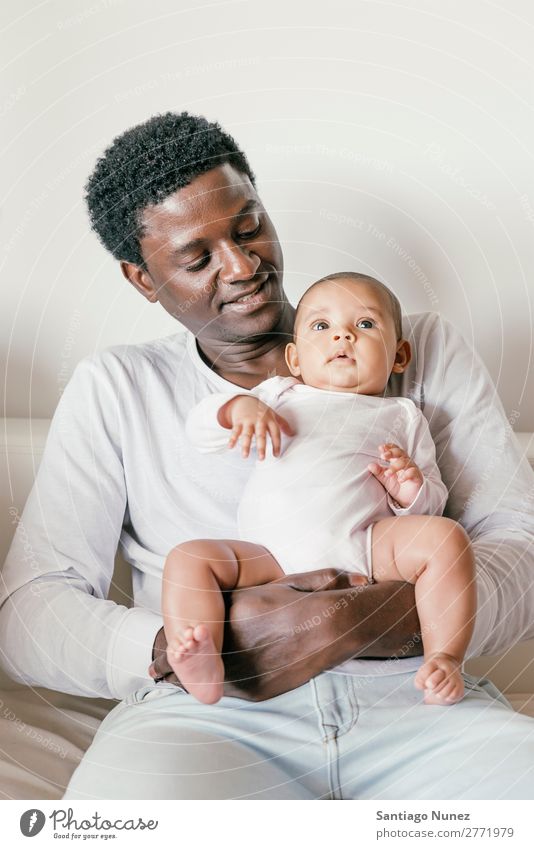 Glücklicher Vater und Baby Viel Spaß. Junge Kind Mädchen Halt neugeboren multiethnisch Eltern Familie & Verwandtschaft Liebe schwarz Afrikanisch vielfältig