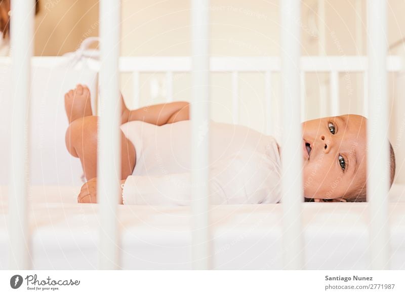 Süßes Babymädchen liegt in der Krippe. Junge Kind Kinderbett Mädchen lügen neugeboren Babybett schön Porträt Mensch Kaukasier niedlich Gesicht Auge heimwärts