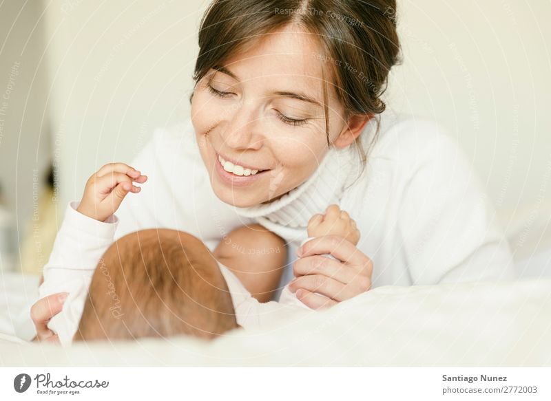Porträt einer Mutter mit ihrem Baby zu Hause. Liebe Familie & Verwandtschaft Jugendliche schön Mutterschaft Kind Fürsorge Mensch Kaukasier weiß Gesundheit Bett
