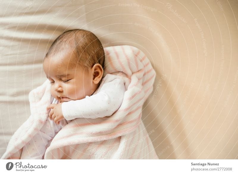 Süßes Babymädchen schläft in der Krippe Junge Kind Kinderbett Mädchen lügen schlafen neugeboren Babybett schön Porträt Mensch Kaukasier niedlich Gesicht Auge