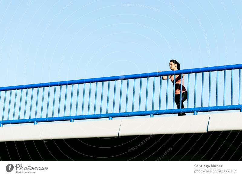 Junge Fitness-Läuferin, die die Beine nach dem Lauf streckt. rennen Aktion Athlet sportlich Eisenbahn Frau Training üben Sport Dehnung strecken Handy modern