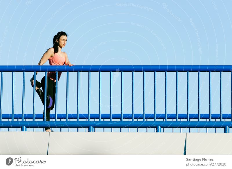 Junge Fitness-Läuferin, die die Beine nach dem Lauf streckt. rennen Aktion Athlet sportlich Eisenbahn Frau Training üben Sport Dehnung strecken Handy modern