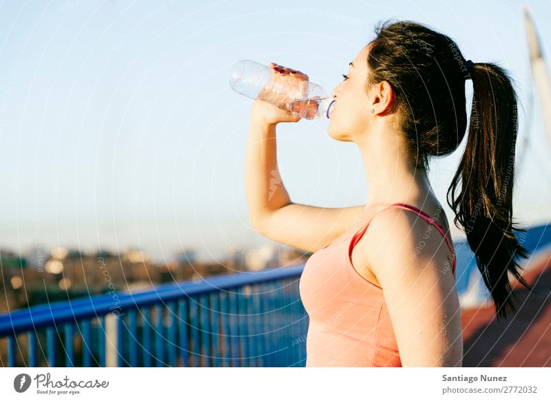 Frau erholt sich vom Training rennen Läufer Aktion Athlet sportlich Eisenbahn Fitness üben Sport trinken Wasser modern stark Körper anstrengen Lichtschein
