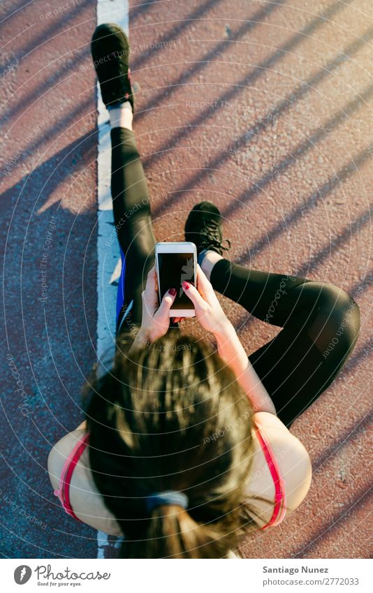 Training für junge Frauen in einer urbanen Landschaft. rennen Läufer Aktion Athlet sportlich Eisenbahn Fitness üben Sport Handy Technik & Technologie App modern