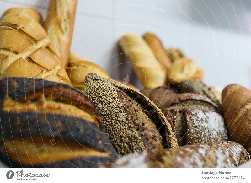 Viele gemischte Brote und Brötchen. frisch Lebensmittel weiß Bäckerei Hintergrundbild Frühstück Mahlzeit Getreide Mehl Brotlaib Samen ganz Weizen backen