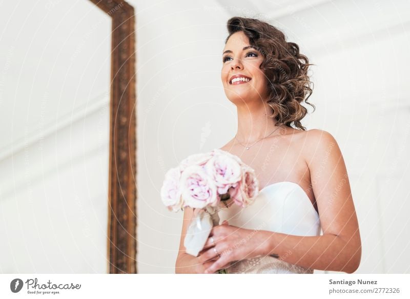 Die Braut probiert das Hochzeitskleid an. Kleid schön weiß Porträt Hochzeitstag (Jahrestag) Jungvermählter Reichtum Beautyfotografie hochzeitlich Frau Mädchen