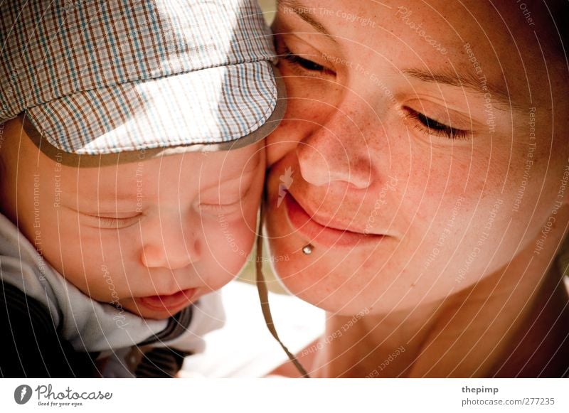 Mutterliebe Baby Erwachsene Gesicht 2 Mensch 0-12 Monate 30-45 Jahre Umarmen Zusammensein Glück kuschlig Lebensfreude Geborgenheit Liebe Fürsorge Vertrauen