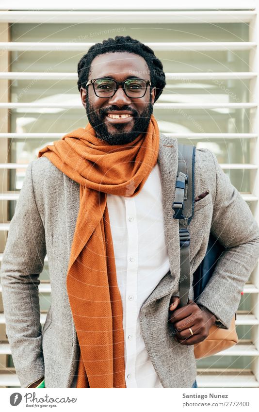 Geschäftsmann auf der Straße. Mann schwarz Afrikanisch Amerikaner Porträt Business Jugendliche Glück Mobile Außenaufnahme Büro Mensch Brillenträger modern