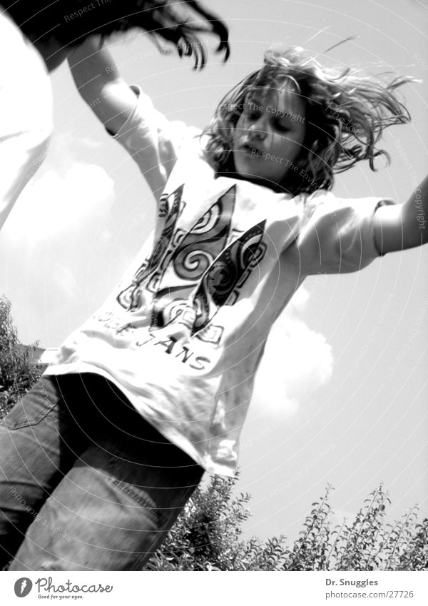 Trampolin-Girl springen hüpfen Mädchen Schwarzweißfoto Bewegung B&W Aktion Trampolinspringen