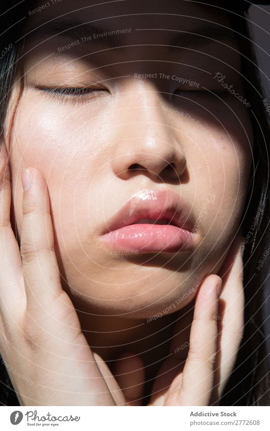 Schönes Gesicht einer asiatischen Frau Augen geschlossen Wangen berühren Jugendliche Mensch Beautyfotografie Porträt schön hübsch Model Erholung niedlich Dame