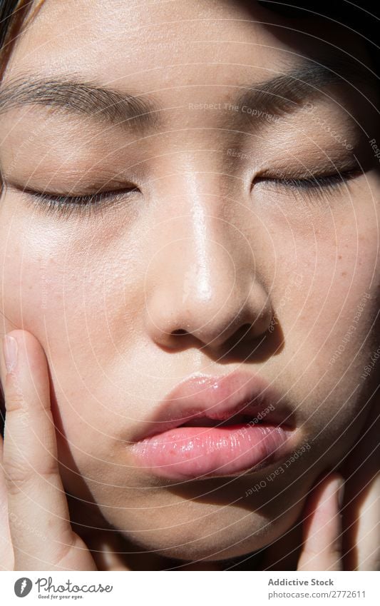 Schönes Gesicht einer asiatischen Frau Augen geschlossen Wangen berühren Jugendliche Mensch Beautyfotografie Porträt schön hübsch Model Erholung niedlich Dame