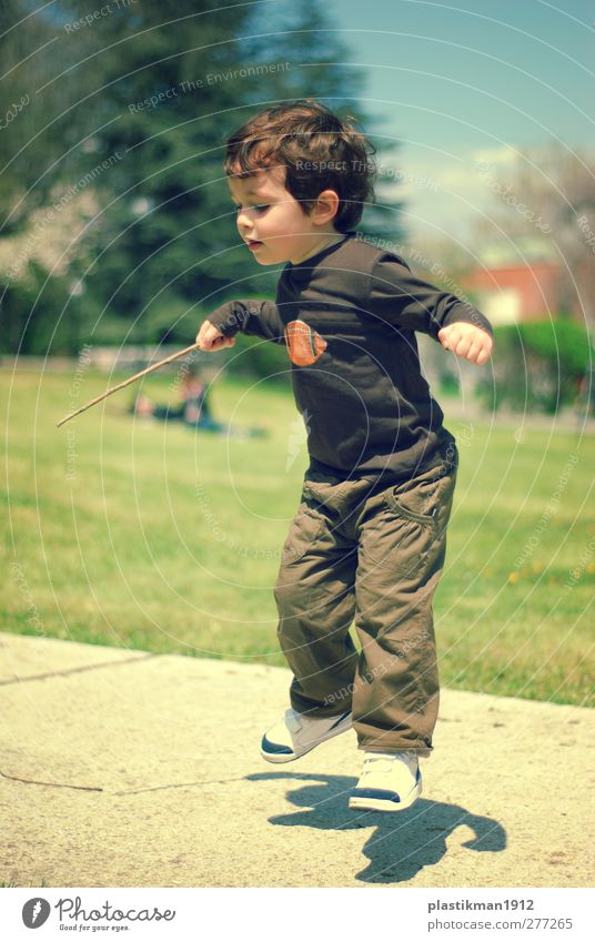 Sprung Junge Kind Energie Mensch 1 1-3 Jahre Kleinkind Schönes Wetter Garten Park T-Shirt Hose Turnschuh Spielen springen Glück lustig niedlich positiv