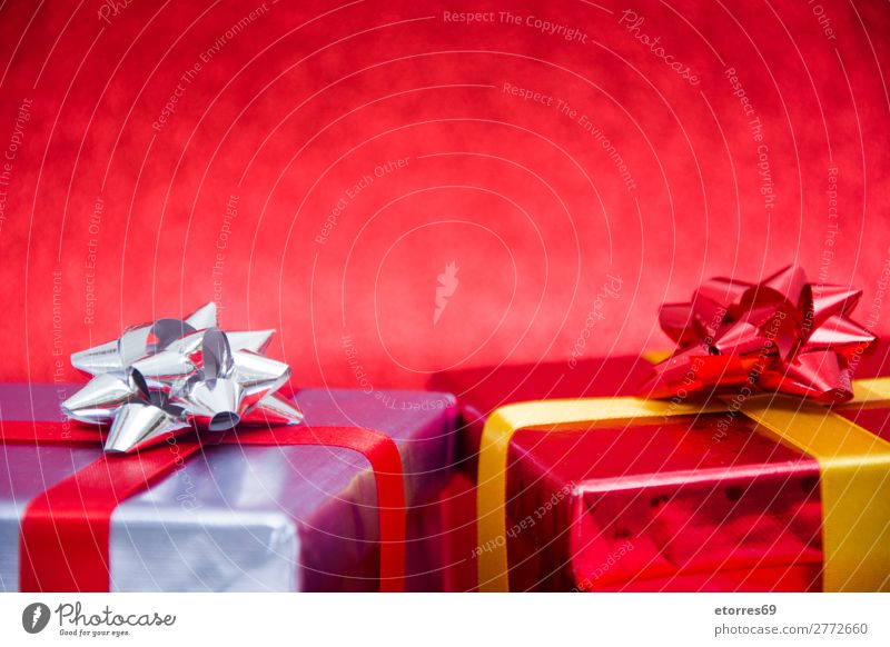 Weihnachtsgeschenke auf rotem Glitzergrund. Kopierbereich Geschenk Kasten Weihnachten & Advent Gegenwart Glitter silber Schnur Papier Deckblatt Feste & Feiern