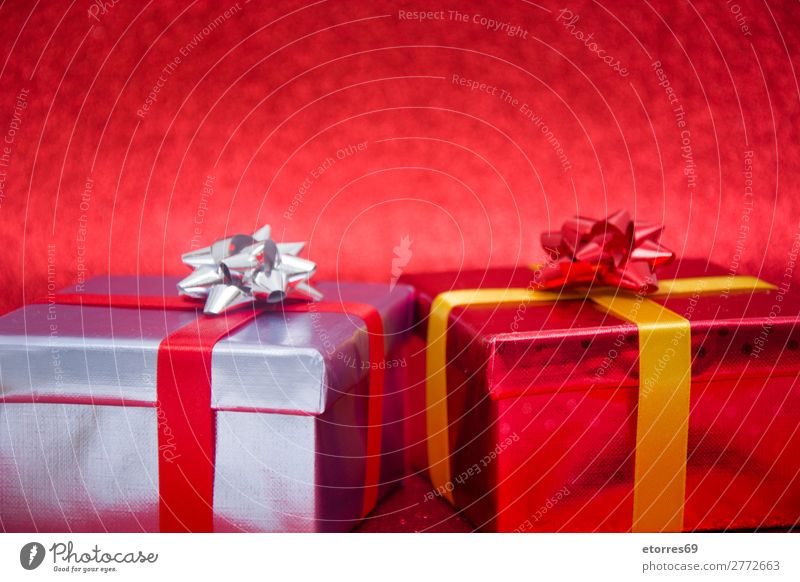 Weihnachtsgeschenke Geschenke auf rotem Glitzergrund Kasten Weihnachten & Advent Gegenwart Glitter silber Schnur Papier Deckblatt Feste & Feiern
