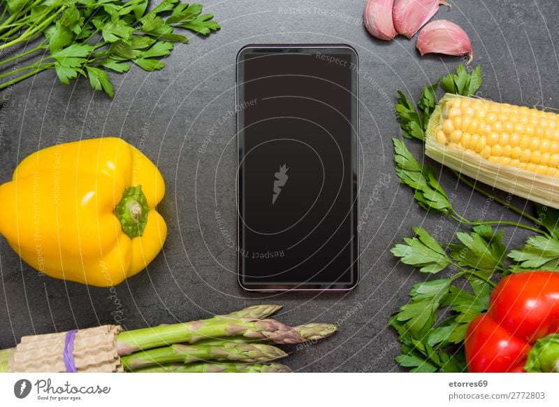 Gemüse und Handy auf Schieferplatte Hintergrund neutral Lebensmittel Gesunde Ernährung Foodfotografie Spargel schwarz dunkel Möhre grau frisch Essen zubereiten
