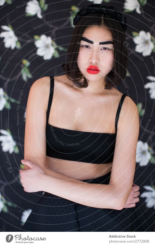Hübsche asiatische Frau in schwarzer Kleidung Stil modisch hell Schminke schön Mode Beautyfotografie Jugendliche Model Porträt attraktiv elegant Glamour hübsch