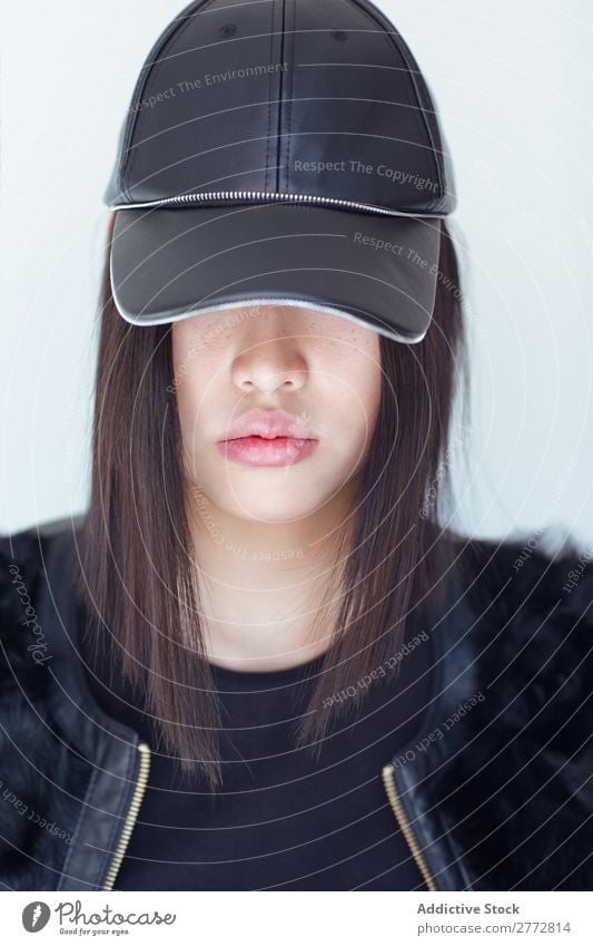 Hübsche stylische asiatische Frau, die im Studio posiert. Stil modisch Mütze Hut schön Mode Beautyfotografie Jugendliche Model Porträt attraktiv elegant Glamour