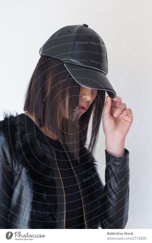 Hübsche stylische asiatische Frau, die im Studio posiert. Stil modisch Mütze Hut schön Mode Beautyfotografie Jugendliche Model Porträt attraktiv elegant Glamour