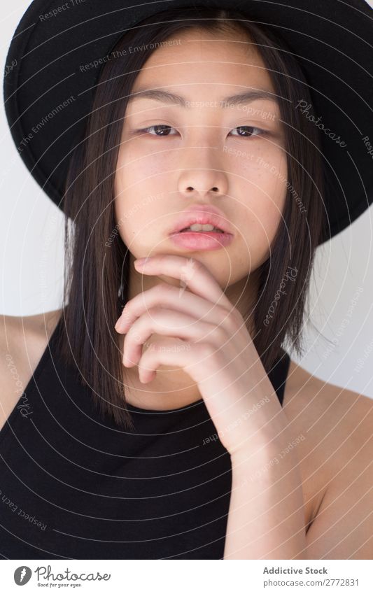 Junge asiatische Frau mit Posing im Studio mit Hut Stil modisch schön Mode Beautyfotografie Jugendliche Model Porträt attraktiv elegant Glamour hübsch Dame