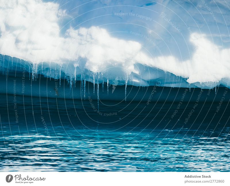 Eiszapfen am Fuße des Gletschers Wasser Eisberg Schmelzen kalt Kristalle Formation Norden Beautyfotografie Arktis Strukturen & Formen Natur Hintergrundbild