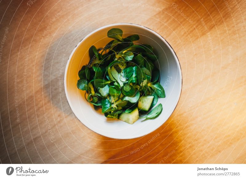 Feldsalat in einer Schüssel auf dem Tisch Lebensmittel Salat Salatbeilage Ernährung Vegetarische Ernährung Schalen & Schüsseln Gesundheit Gesundheitswesen