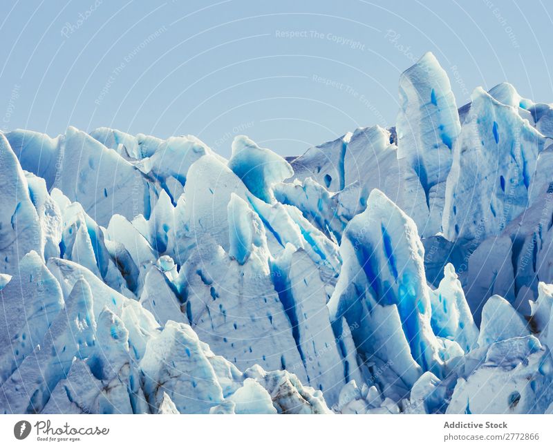 Scharfe Eisbildungen stechend Formation gefroren blau weiß hell Kristalle mit Stacheln versehen natürlich kalt Jahreszeiten eisig Eiszapfen Farbe