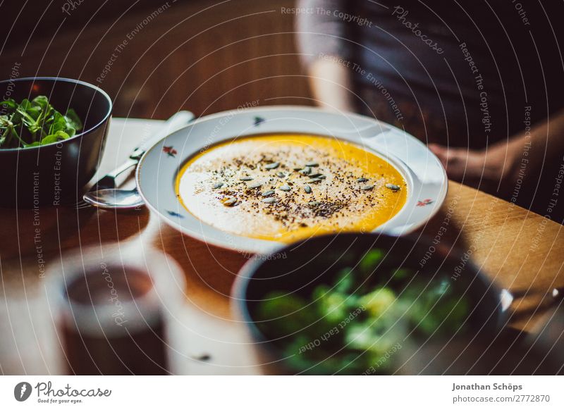 Kürbissuppe auf dem Teller und Salat Gesunde Ernährung Speise Essen Foodfotografie Innenaufnahme Küche Essen zubereiten Mittagessen Vegane Ernährung