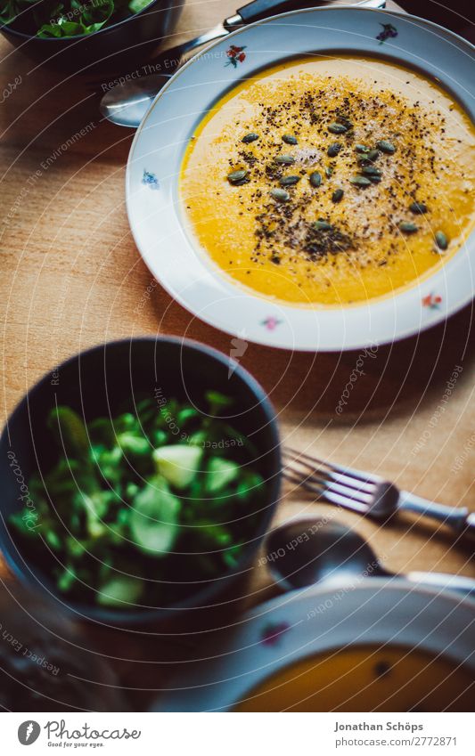 Kürbissuppe auf dem Teller und Salat Gesunde Ernährung Speise Essen Foodfotografie Innenaufnahme Küche Essen zubereiten Mittagessen homemade Vegane Ernährung