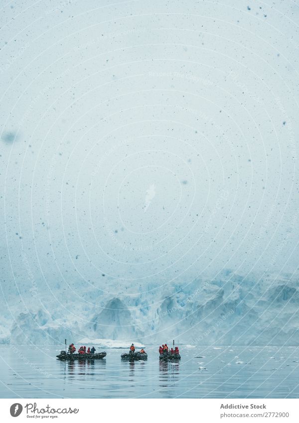 Menschen, die auf dem Eissee segeln. Segeln Schneefall See glazial Touristen Dunst Tourismus Wasserfahrzeug Frost durchsichtig Landschaft Norden Wetter extrem