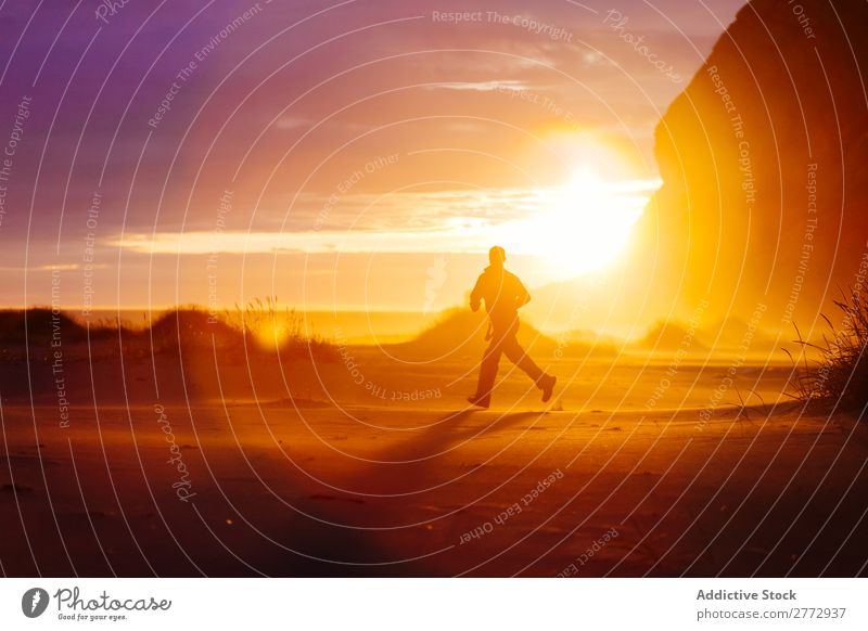 Laufender Mensch auf der Natur im Sonnenlicht Gelände Sonnenuntergang Abenteuer mehrfarbig Erkundung Motivation Freiheit Wildnis Landschaft majestätisch