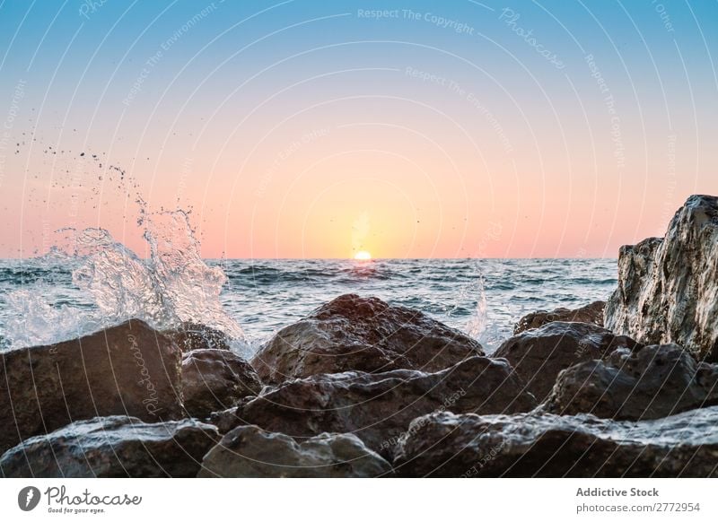 Wasser spritzt gegen Felsen Meer Sonnenuntergang Spritzer Landschaft dramatisch Sommer magisch Ferien & Urlaub & Reisen Küste durchsichtig Panorama (Bildformat)